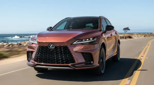 Nowy Lexus RX jedzie wzdłuż wybrzeża.