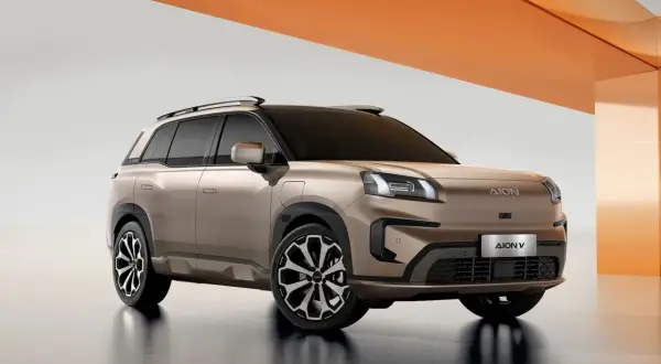 Elegancki, brązowy SUV AION V z nowoczesnymi światłami i felgami.