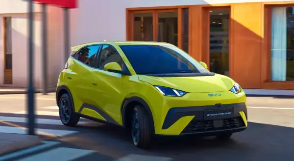 Żółty BYD Dolphin Surf sunie po mieście, jak mewa nad falami.
