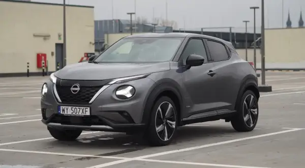 Szary Nissan Juke 1.6 benzyna na parkingu.