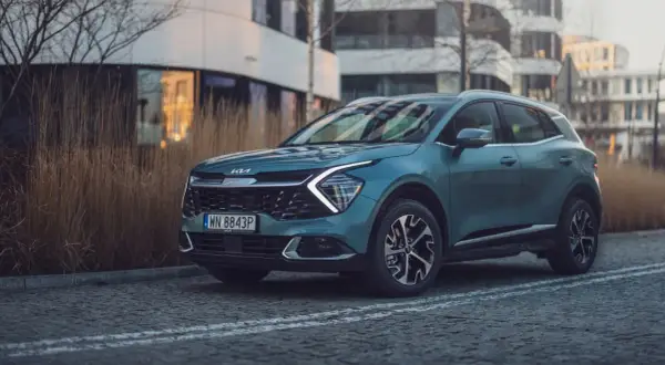 Nowe Kia Sportage w miejskiej scenerii. Czy warto sprawdzić kia sportage opinie przed zakupem?