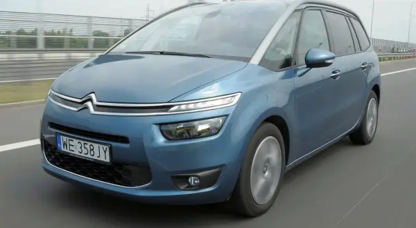 Niebieski Citroen C4 Spacetourer pędzi autostradą, gotowy na rodzinne przygody.