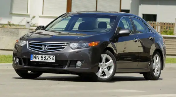 Honda Accord 8 - jakie silniki oferują najlepsze osiągi i oszczędność?
