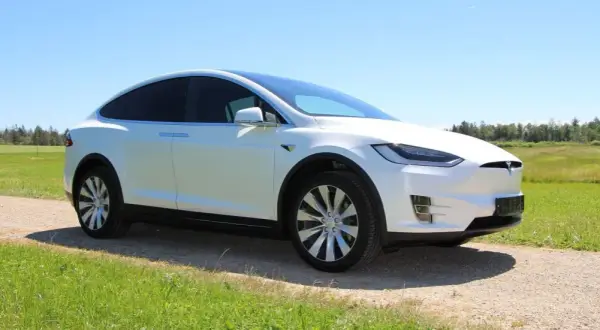 Ile kosztuje samochód elektryczny Tesla? Ceny modeli w Polsce 2023
