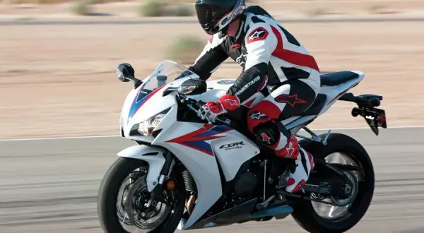 Honda CBR 1000RR ile do setki - zaskakujące osiągi i przyspieszenie