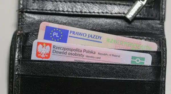 Czarny portfel z polskim dowodem osobistym i prawem jazdy. Na dokumencie prawa jazdy widnieje napis "PRAWO JAZDY", a na dowodzie "Rzeczpospolita Polska Dowód osobisty". Brak widocznych ograniczeń 71.