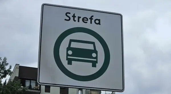 Znak informuje o wjeździe do strefy czystego transportu. Wjazd do tej strefy jest ograniczony dla pojazdów spalinowych.