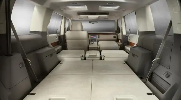 Wnętrze Ford Flex z rozłożonymi siedzeniami tworzącymi płaską przestrzeń bagażową. Idealny na podróż z rodziną i bagażami.