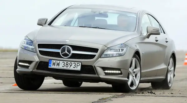 Elegancki Mercedes-Benz CLS w218 z polskimi tablicami rejestracyjnymi WW 3893P pokonuje zakręt na torze.