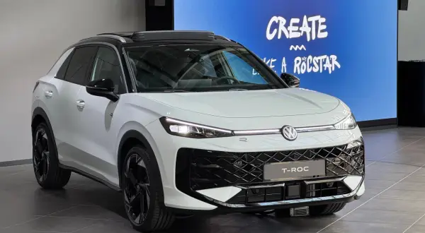 Biały Volkswagen T-Roc 2025 z czarnym dachem i felgami, gotowy by "CREATE LIKE A ROCSTAR".