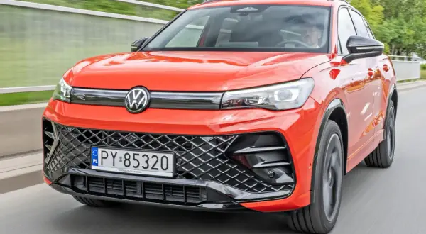 Pomarańczowy Volkswagen Tiguan w ruchu. Sprawdź aktualną volkswagen tiguan cena i dowiedz się więcej o tym stylowym SUV-ie.