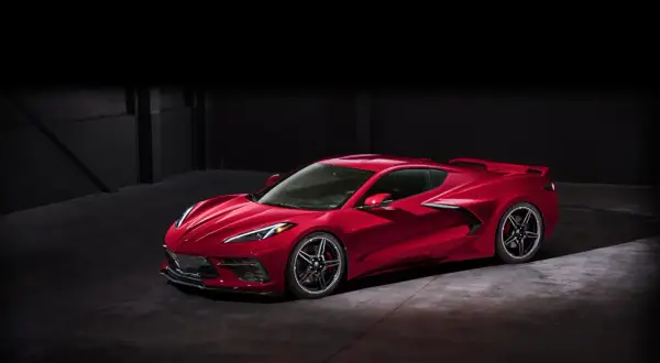 Czerwony Chevrolet Corvette C8 w garażu. Sprawdź aktualną corvette c8 cena i specyfikację.