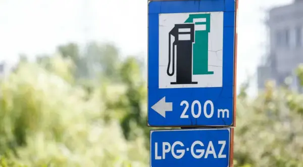 Znak informuje o stacji LPG/GAZ w odległości 200m w lewo. To ważna informacja dla kierowców, którzy szukają oszczędności, bo koszt instalacji gazowej zwraca się szybko.