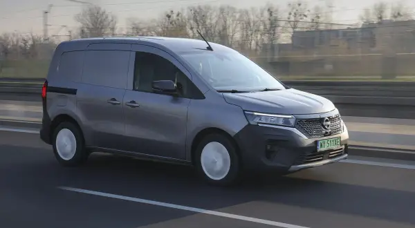 Szary Nissan Townstar pędzi autostradą, gotowy do transportu ładunków.