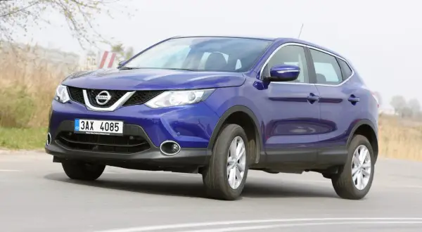 Niebieski Nissan Qashqai 2016 na drodze, z tablicą rejestracyjną 3AX 4085.