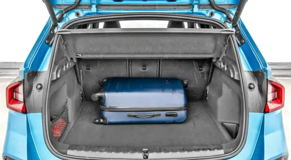 Bagażnik BMW X1 z walizką. Sprawdź, jak BMW X1 wymiary wpływają na przestrzeń bagażową.