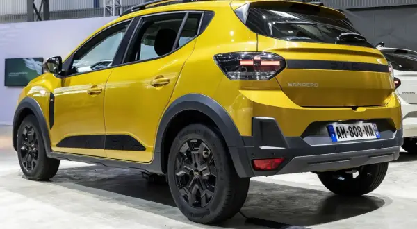 Żółty Dacia Sandero Stepway z czarnymi dodatkami. Sprawdź atrakcyjną dacia sandero cena!