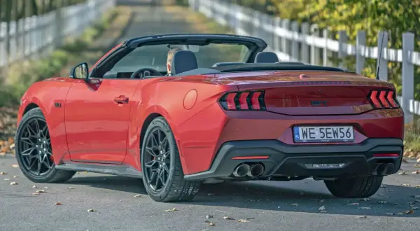 Czerwony mustang cabrio z opuszczonym dachem, gotowy na przejażdżkę.