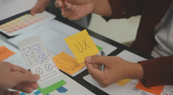 Jak A/B testy w projektowaniu UX przekładają się na realne wyniki marketingowe?