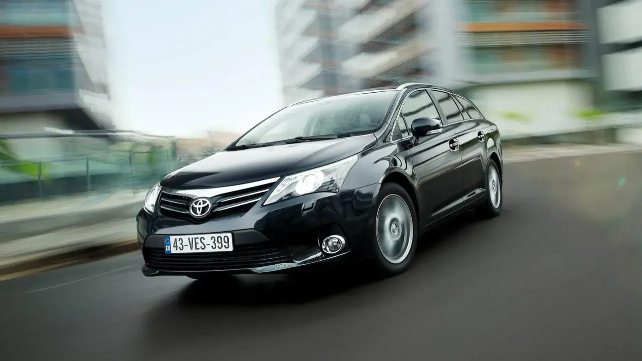 Czarna Toyota Avensis T27 w ruchu. Szukasz informacji, jakie żarówki do toyoty avensis t27?