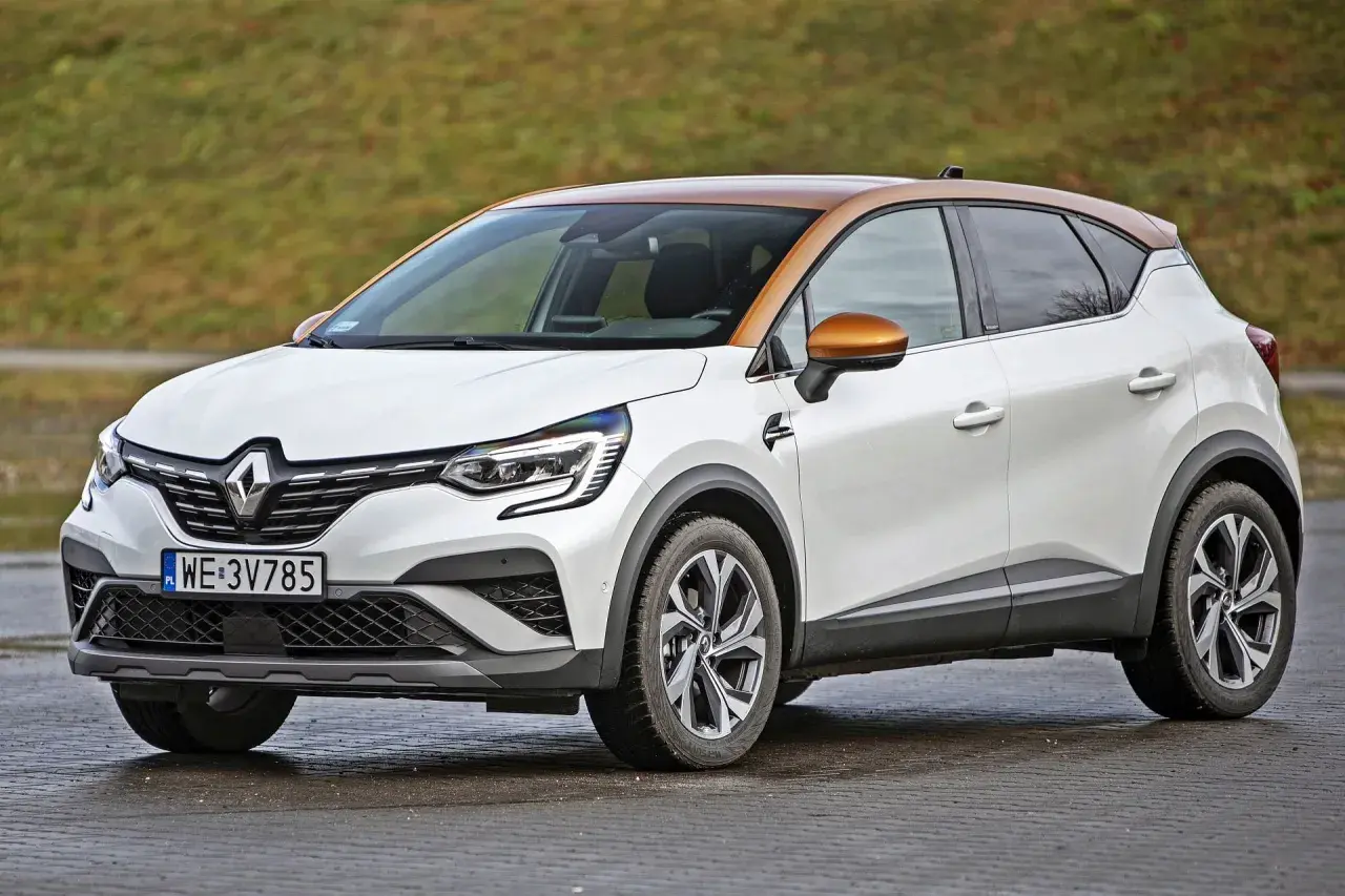Biały Renault Captur z brązowym dachem i lusterkami. Stylowy crossover, którego renault captur wymiary idealnie pasują do miasta.
