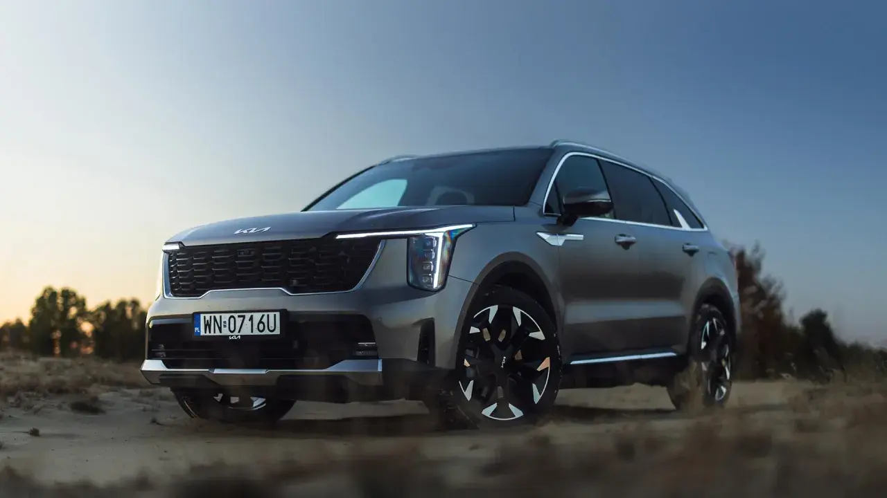 Nowy Kia Sorento 2025 na tle pustynnego krajobrazu, z charakterystycznym grillem i nowoczesnymi światłami.