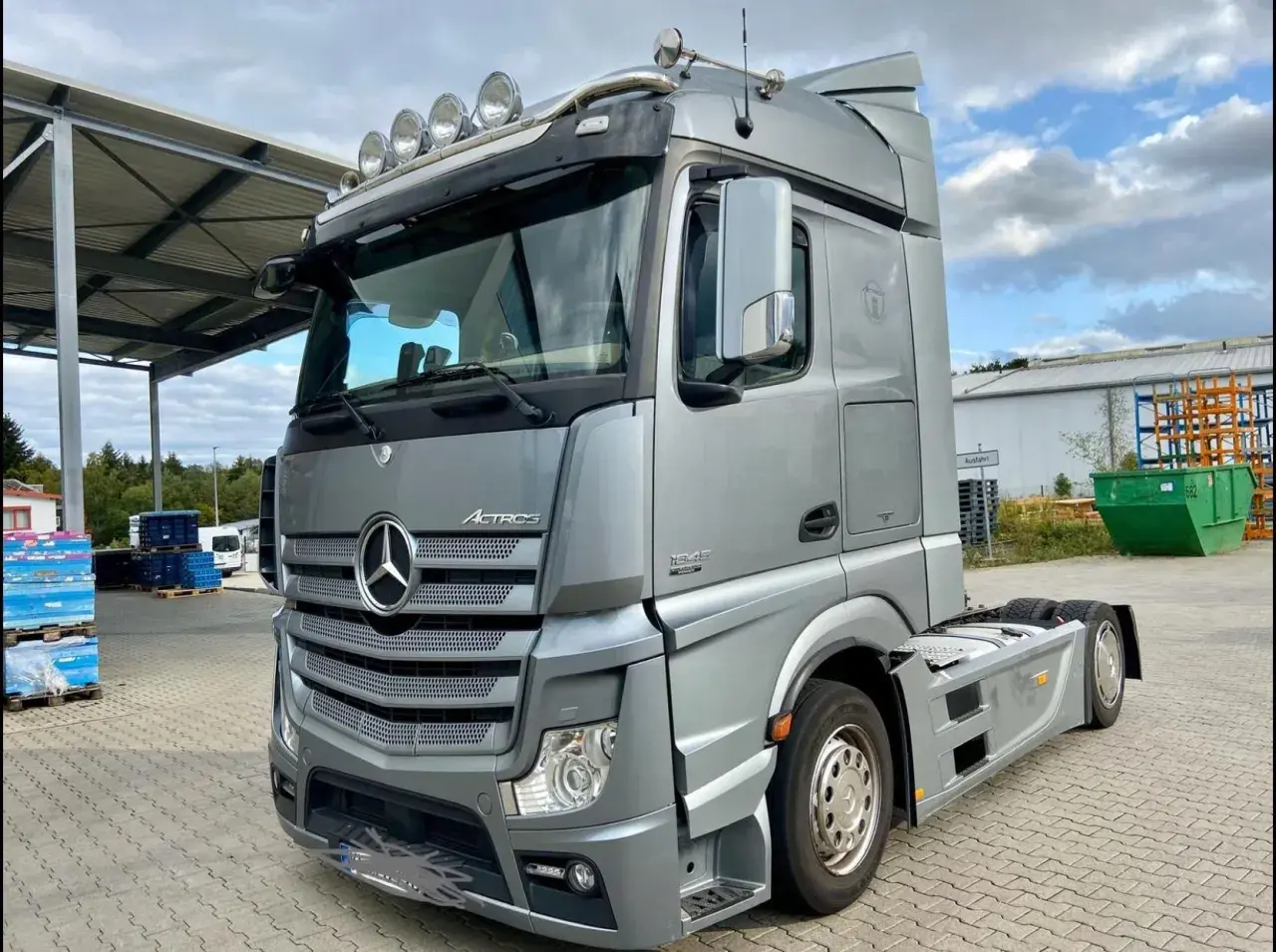 Srebrny Mercedes Actros MP4 z pięcioma halogenami na dachu, gotowy do trasy.