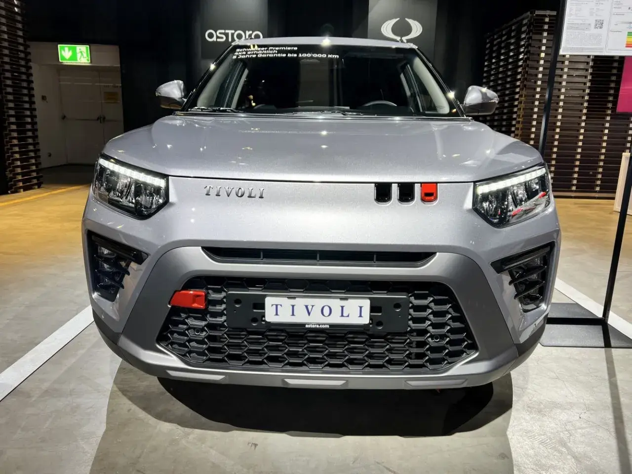 Srebrny SsangYong Tivoli z czerwonymi akcentami na grillu i zderzaku. Nowy model z nowoczesnymi światłami LED.