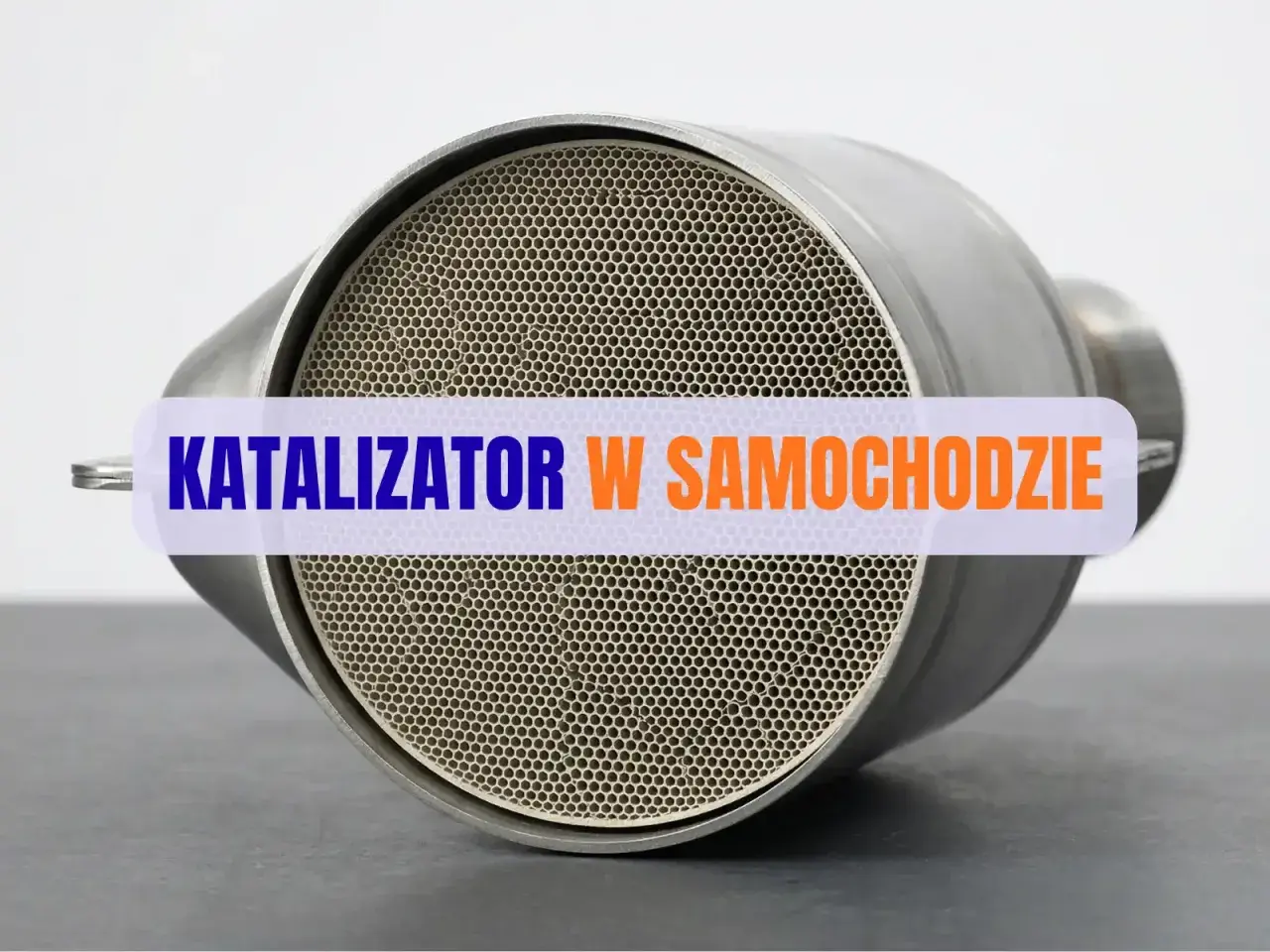 Nowy katalizator p0420, kluczowy element układu wydechowego samochodu, z widocznym wnętrzem o strukturze plastra miodu.