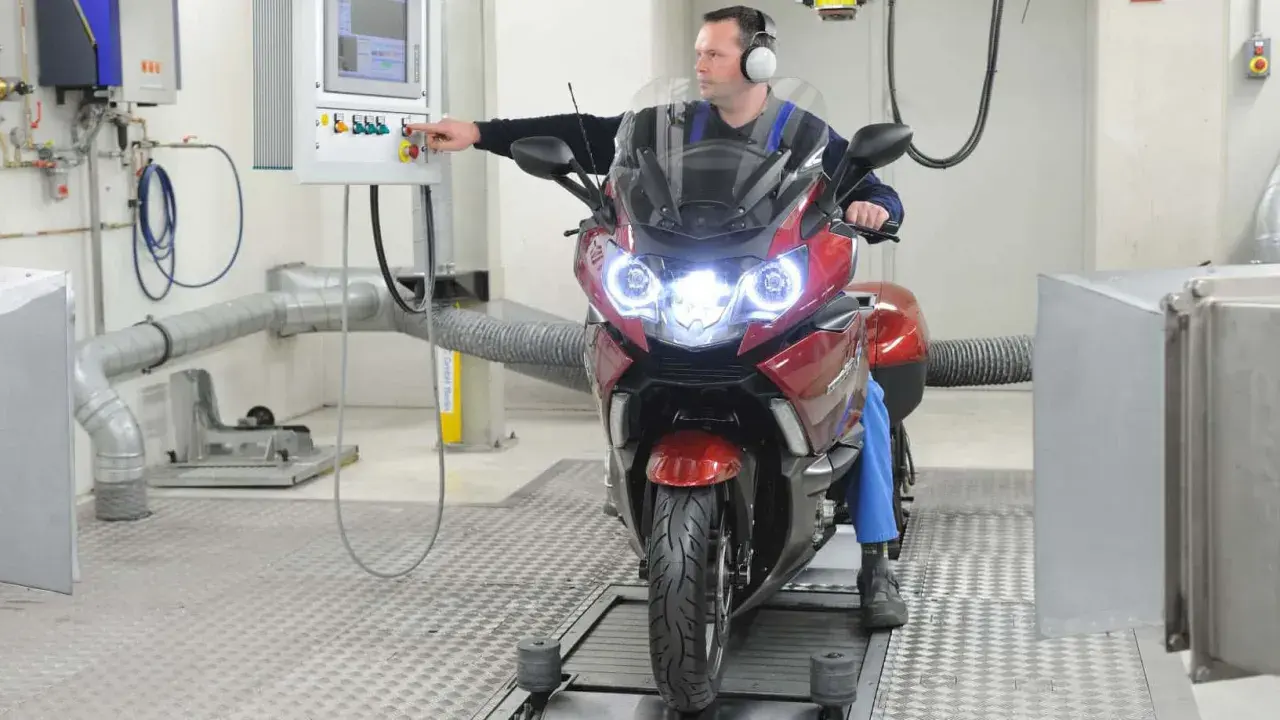 Mechanik na hamowni sprawdza motocykl. Dowiedz się, ile kosztuje przegląd motocykla i jakie badania są wykonywane.