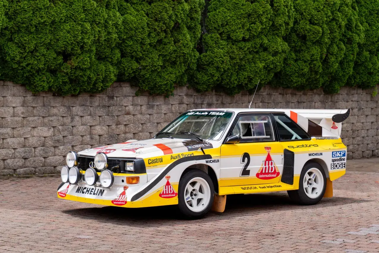 Ikoniczny Audi quattro S1 z numerem 2 na boku, w barwach HB International, gotowy do rajdu.
