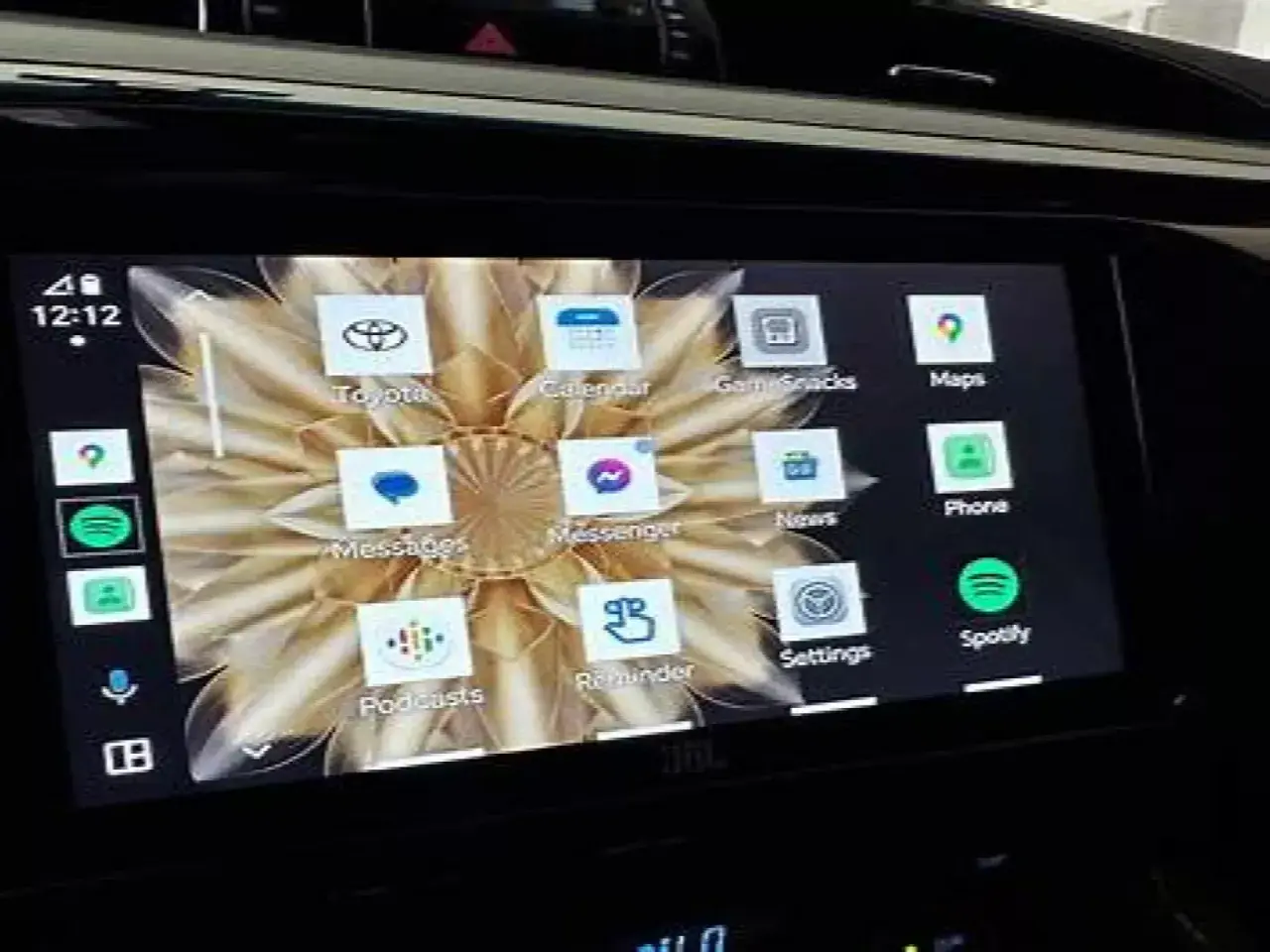 Ekran samochodu z ikonami aplikacji, w tym Toyota, Maps, Spotify i Phone. Wygląda na to, że trwa android auto aktualizacja.