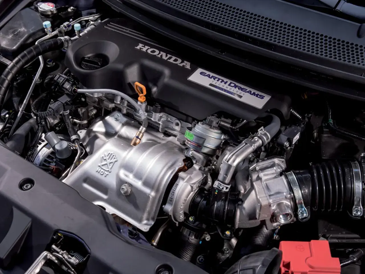 Silnik Honda z technologią Earth Dreams. Czy on to diesel? Skomplikowana konstrukcja z turbosprężarką i licznymi przewodami.