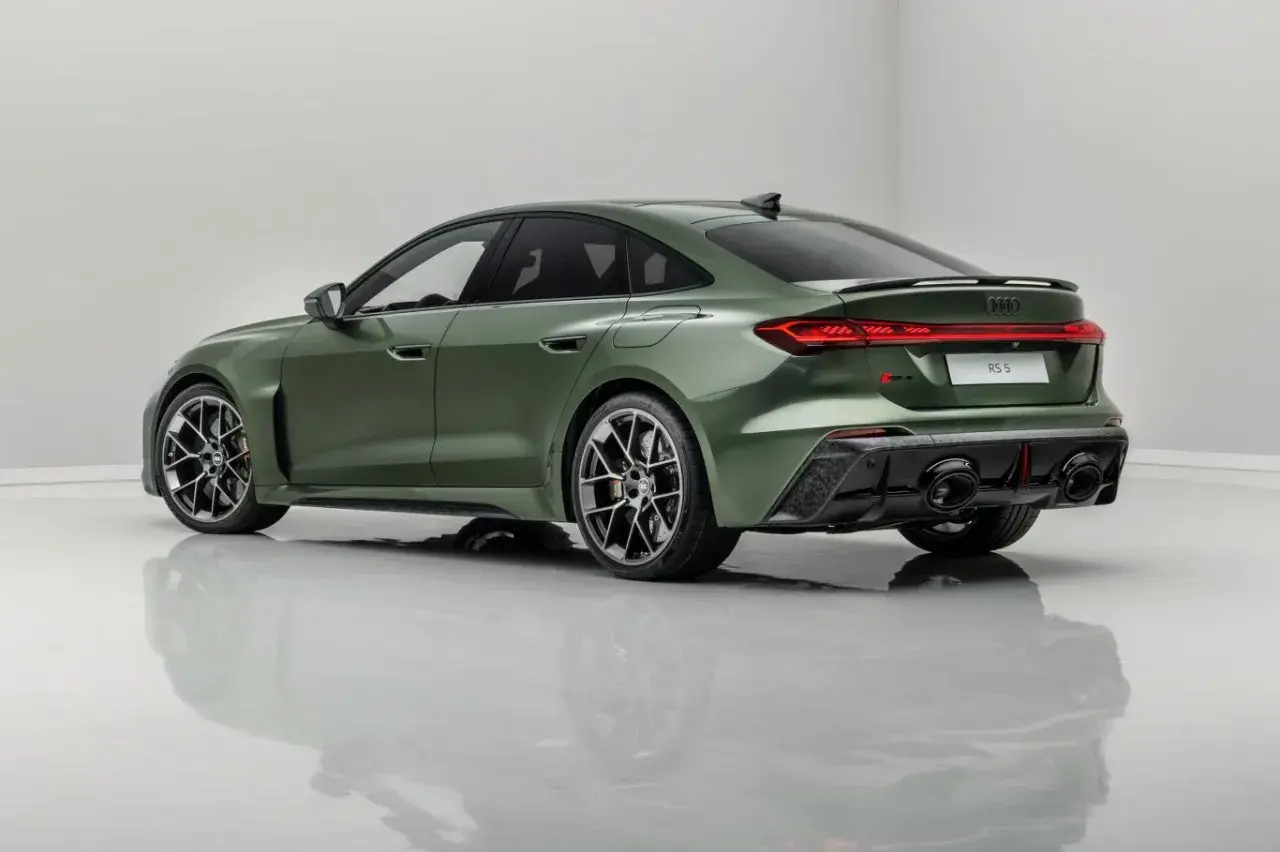 Nowy Audi RS5 2026 w kolorze zielonym, z agresywnym dyfuzorem i czterema końcówkami wydechu.