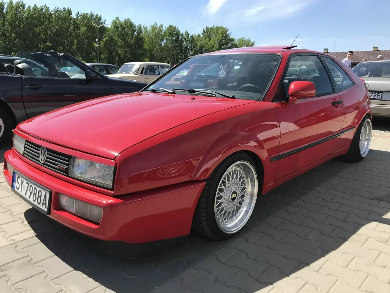 Czerwony Volkswagen Corrado z felgami BBS na zlocie samochodowym.