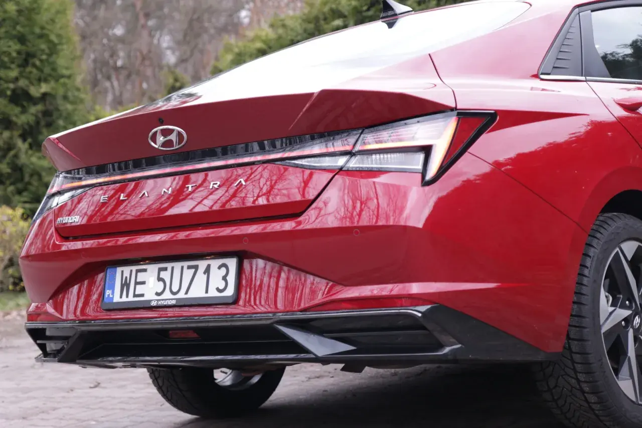 Czerwony Hyundai Elantra 2023 z tyłu, z widocznym napisem "ELANTRA" i tablicą rejestracyjną.
