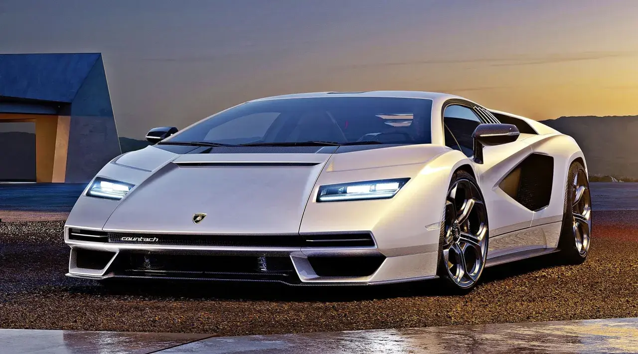 Biały Lamborghini Countach L, ikona motoryzacji, lśni w zachodzącym słońcu.