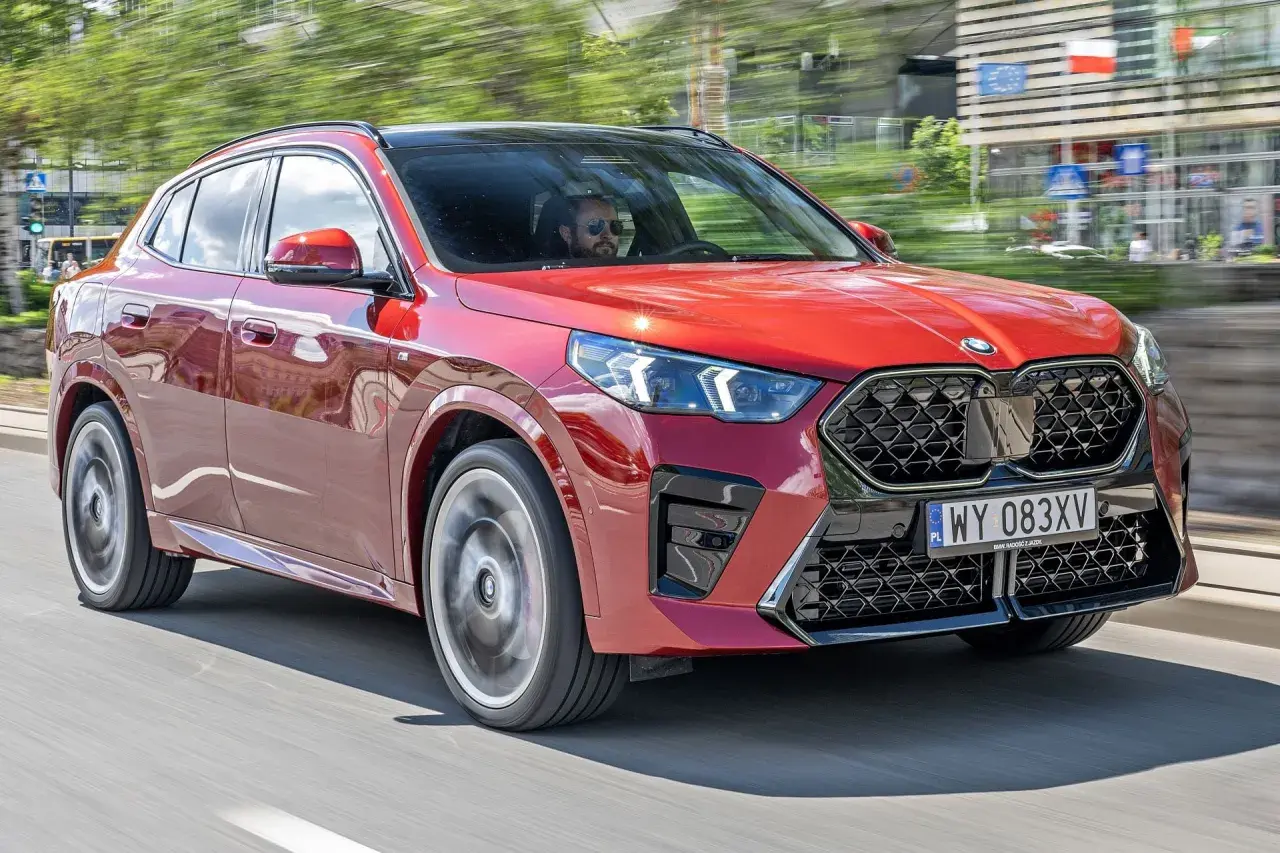 Czerwone BMW X2 w ruchu miejskim. Sprawdź aktualną bmw x2 cena i dostępne konfiguracje.