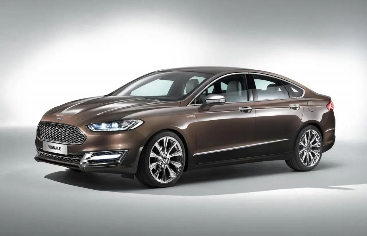 Elegancki brązowy Ford Vignale z chromowanymi felgami i wyrazistym grillem, prezentujący luksus i styl.