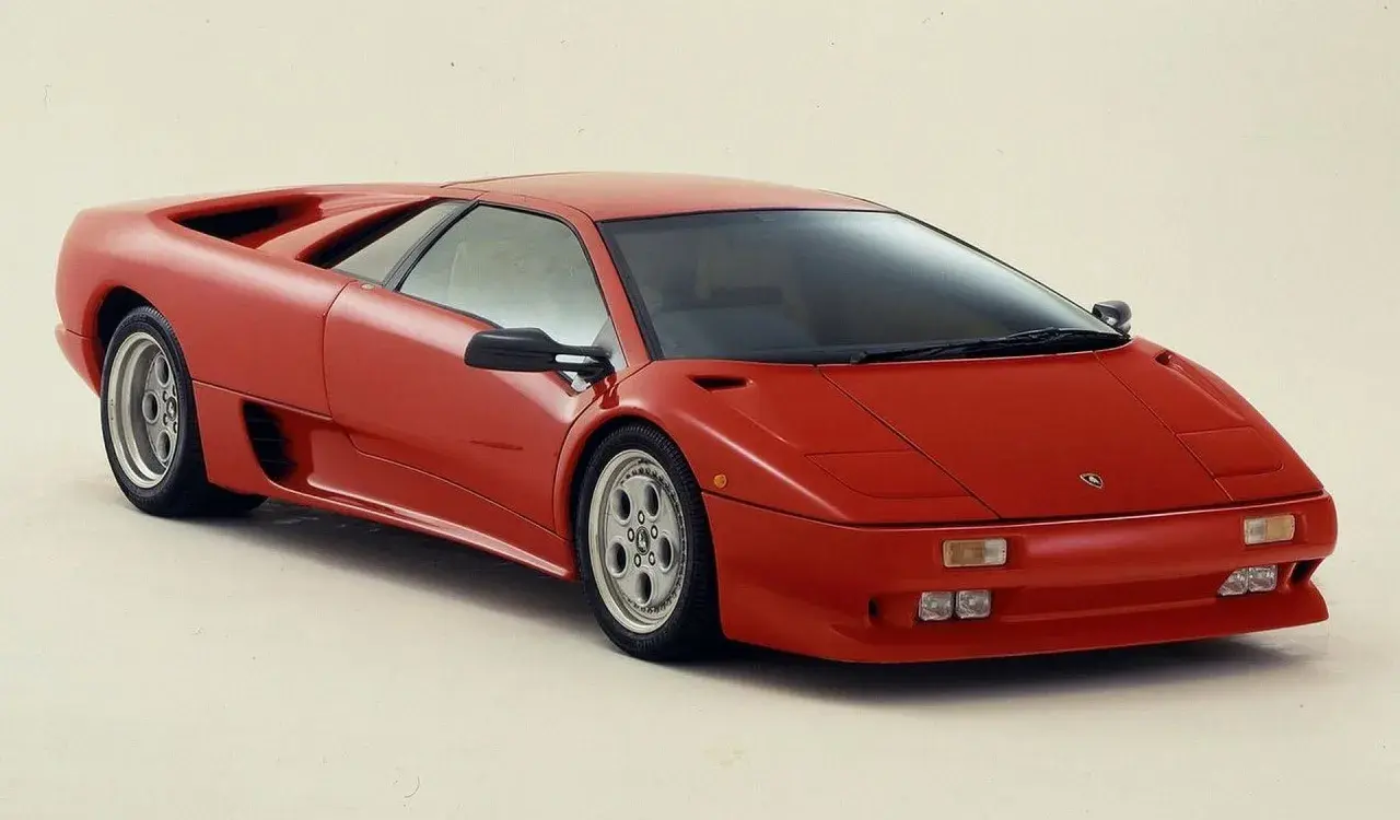 Czerwony Lamborghini Diablo, ikona lat 90., prezentuje swoje ostre linie i sportowy profil.