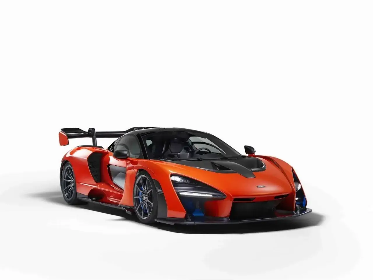 Pomarańczowy McLaren Senna z czarnym dachem i spoilerem, gotowy do bicia rekordów prędkości.