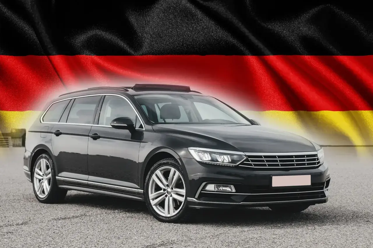Ciemnoszary kombi na tle flagi Niemiec. Szukasz samochodów z Niemiec, oferty prywatne?