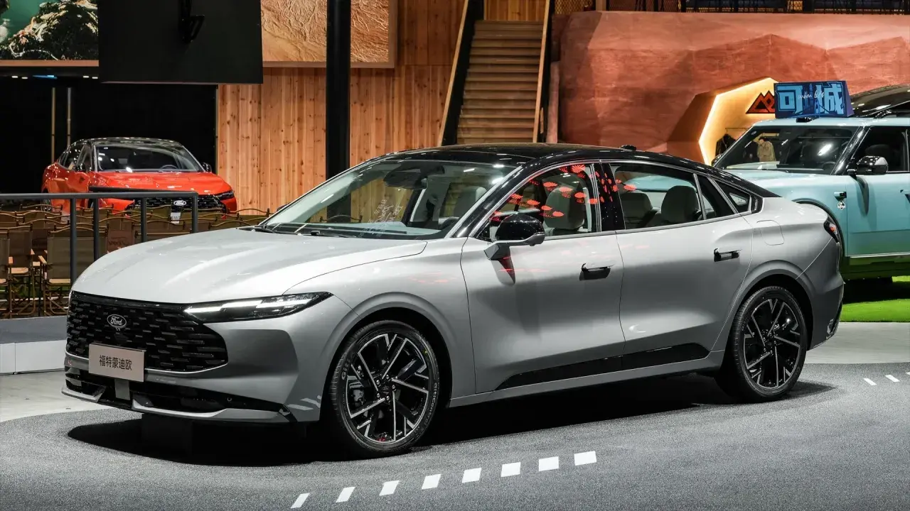 Elegancki, srebrny Ford Mondeo 2025 z czarnym dachem prezentuje się na wystawie.