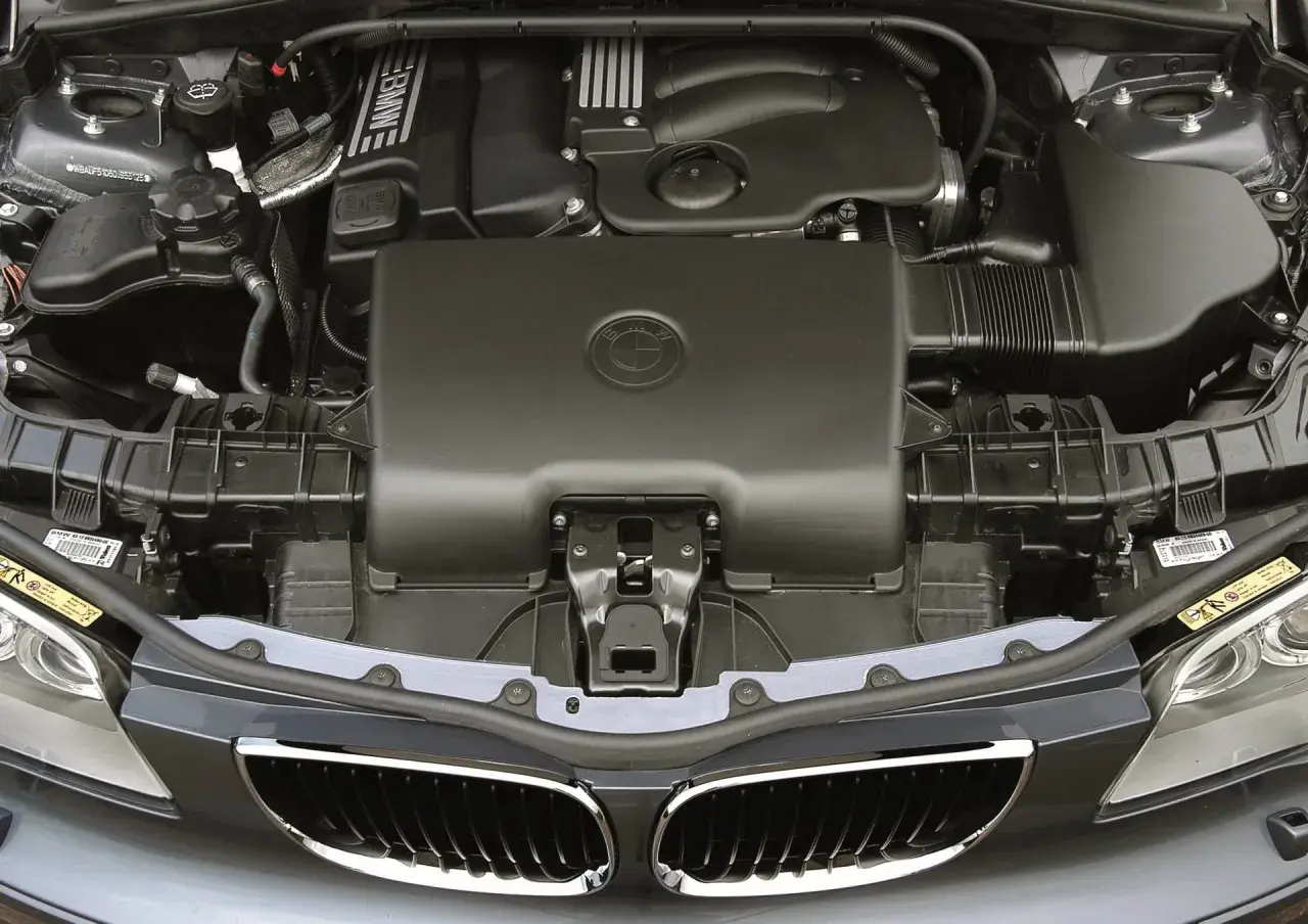 Silnik BMW E64, czysty i zadbany, gotowy do jazdy.