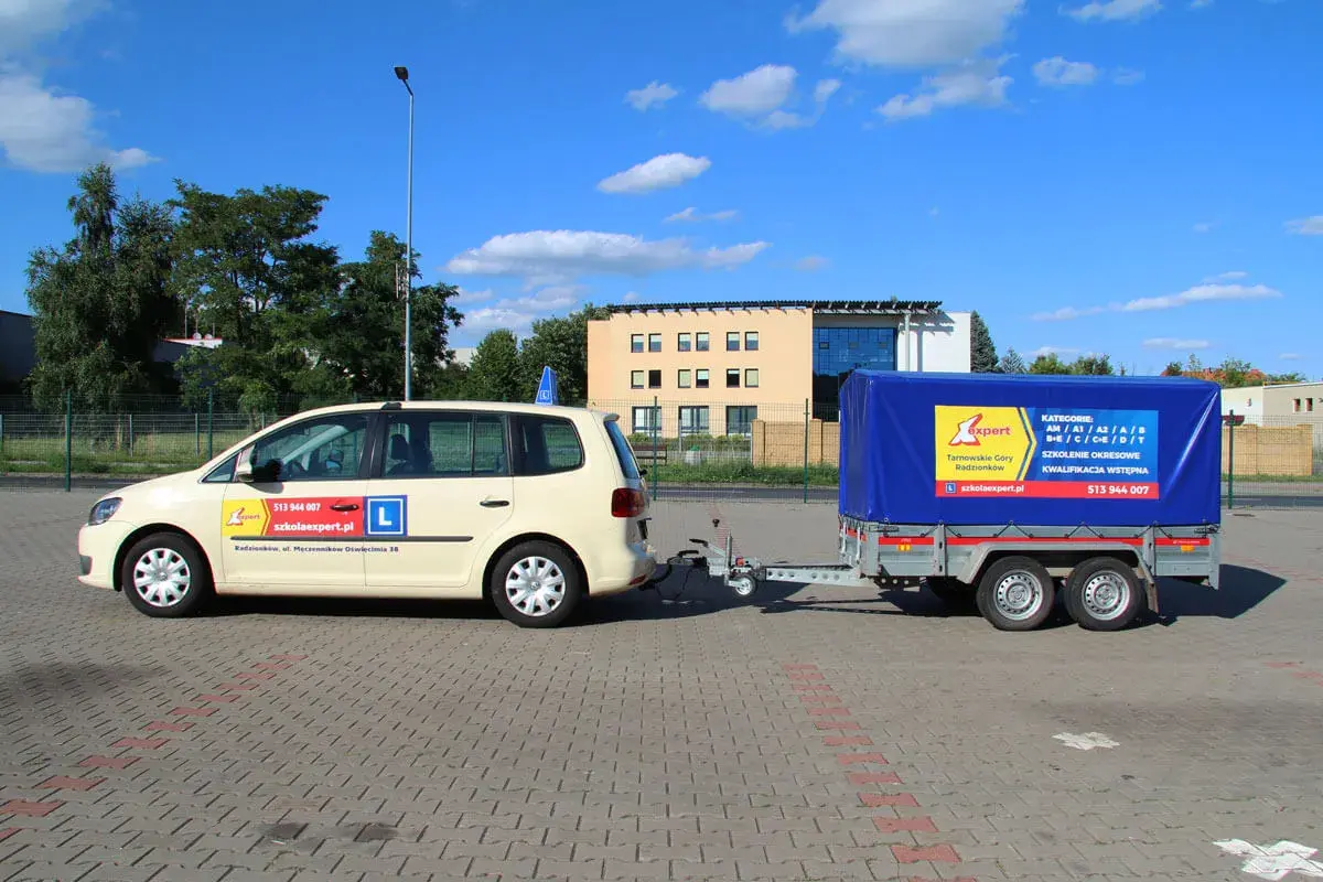 Samochód nauki jazdy z przyczepą, gotowy do szkolenia na prawo jazdy kategorii B+E.