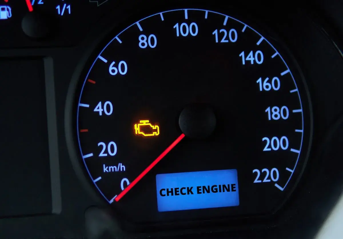 Na desce rozdzielczej świeci się żółta kontrolka check engine, sygnalizując problem z silnikiem.