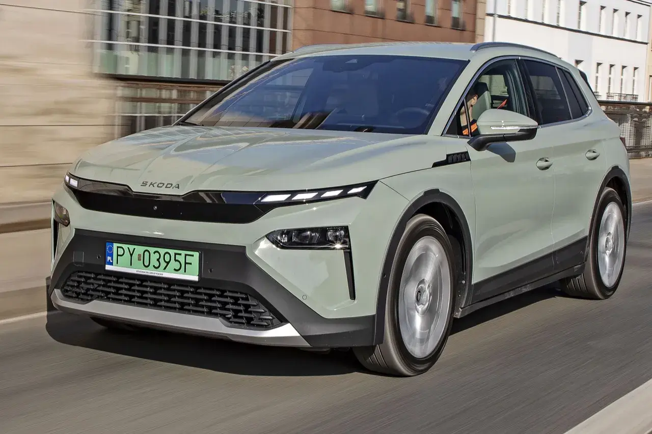 Nowa Skoda Elroq w kolorze miętowym przemierza miejskie ulice, prezentując nowoczesny design i elektryczną moc.