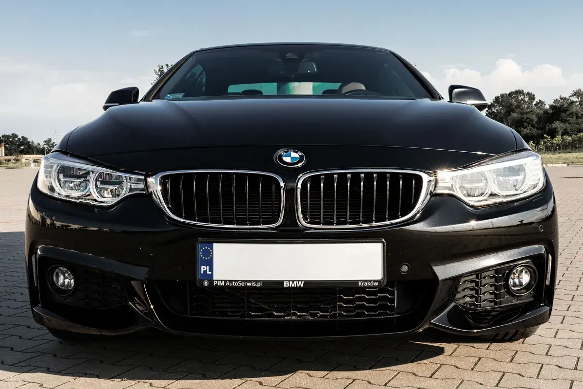 Czarny BMW F32 435i z błyszczącą atrapą chłodnicy i ostrymi reflektorami, gotowy do jazdy po krakowskich ulicach.