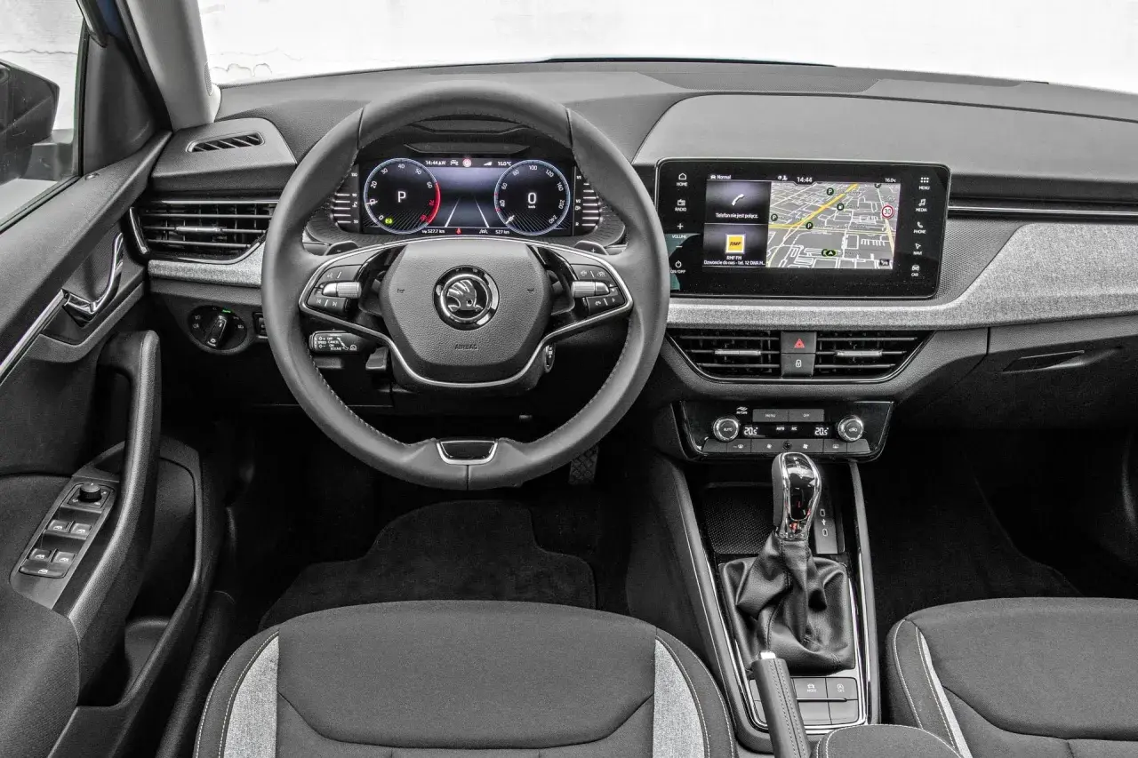 Wnętrze Skody Scala z cyfrowymi zegarami i ekranem multimediów. Sprawdź atrakcyjną skoda scala cena i wyposażenie.