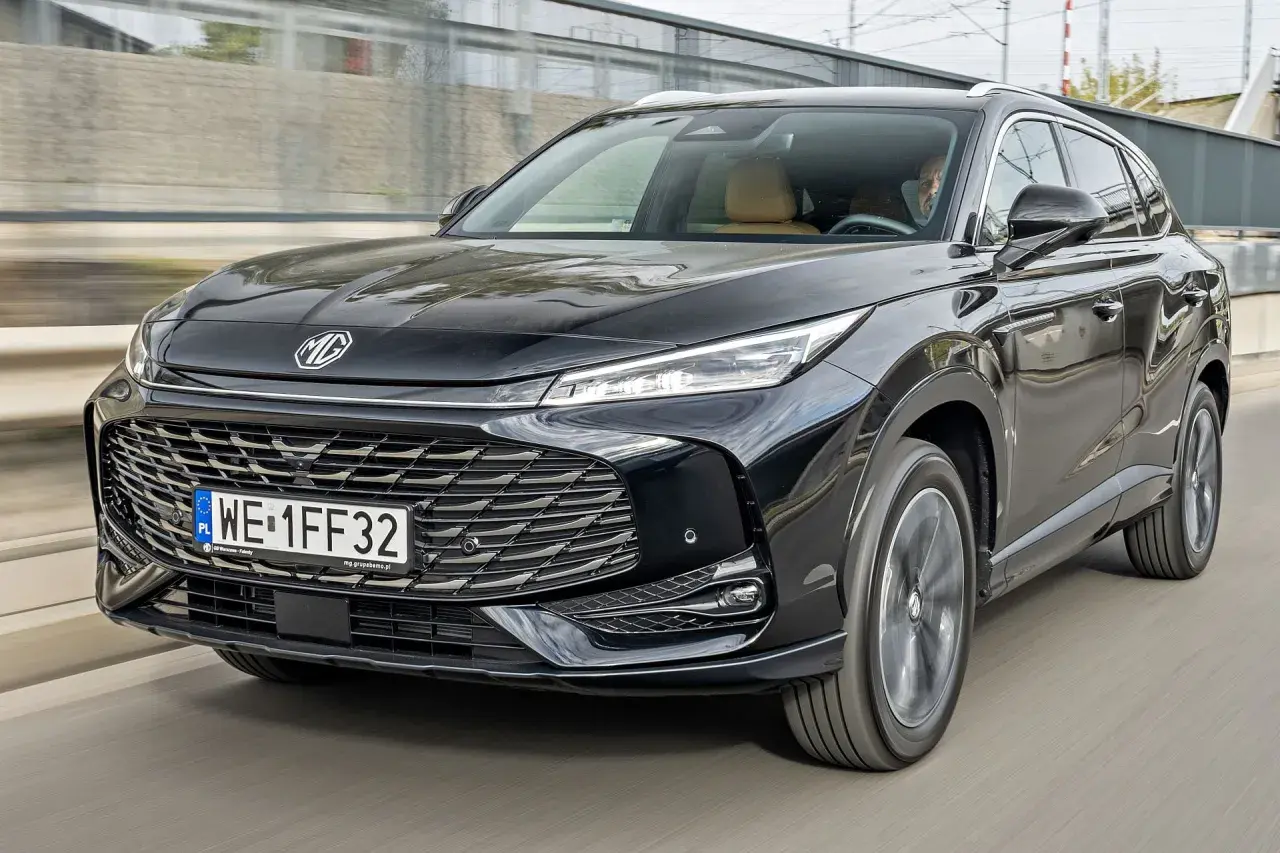 Czarny MG HS na drodze. Atrakcyjna mg hs cena zachęca do zakupu tego stylowego SUV-a.